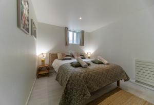 Postel nebo postele na pokoji v ubytování Le Charlot - Appartement design avec parking et terrasse