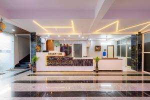 Un vestíbulo de un hotel con un mostrador de recepción en Hotel wood land grand, en Guntūr
