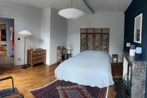 Ένα ή περισσότερα κρεβάτια σε δωμάτιο στο Maison de campagne avec piscine +34 φωτογραφίες