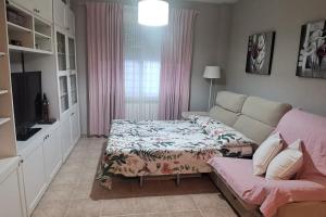 salon z kanapą i telewizorem w obiekcie Casa Emma w mieście Poblete