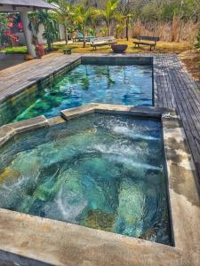 Bazén v ubytování La maison en milieu naturel nebo v jeho okolí
