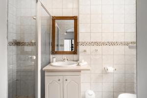 Ένα μπάνιο στο En-suite Room, Walking distance to Kite Beach