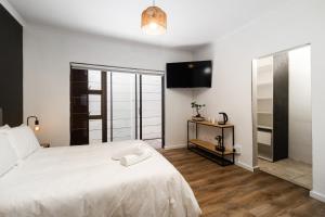 Ένα ή περισσότερα κρεβάτια σε δωμάτιο στο En-suite Room, Walking distance to Kite Beach