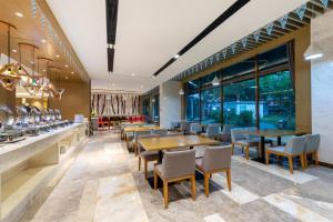 Restaurace v ubytování Guangzhou Baiyun Airport Rejoice by Argyle Hotel Rehe Metro Exit B --Free shuttle bus is provided during the 137th Canton Fair