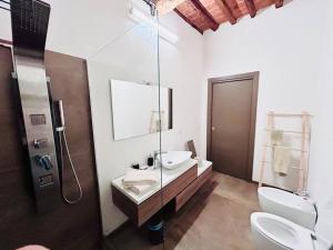 ein Badezimmer mit einem Waschbecken und einer Dusche sowie 2 WCs in der Unterkunft Magda house in Montelupo Fiorentino