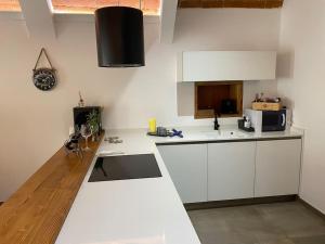 eine Küche mit weißen Schränken und einer weißen Arbeitsplatte in der Unterkunft Magda house in Montelupo Fiorentino