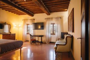 TV a/nebo společenská místnost v ubytování Rocca d'Orcia Suites and Villas