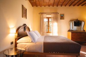 Postel nebo postele na pokoji v ubytování Rocca d'Orcia Suites and Villas