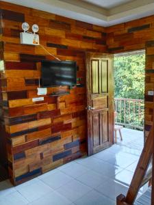 TV a/nebo společenská místnost v ubytování Woodland Inn