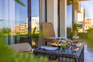 Una mesa con un bol de fruta en un balcón. en Luxury 2 BDR Hivernage, en Marrakech 12 fotos más