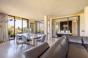 Una sala de estar con un sofá y una mesa con sillas. en Luxury 2 BDR Hivernage, en Marrakech