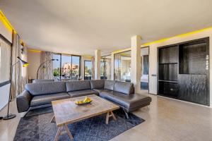 una sala de estar con un sofá y una mesa en Luxury 2 BDR Hivernage, en Marrakech