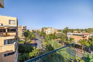 Una vista de una ciudad con palmeras y edificios. en Luxury 2 BDR Hivernage, en Marrakech