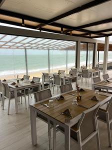 Ein Restaurant oder anderes Speiselokal in der Unterkunft CASA COCO II 