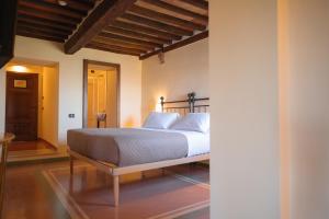 Postel nebo postele na pokoji v ubytování Rocca d'Orcia Suites and Villas