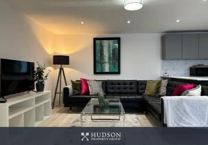 Una sala de estar con un sofá y un televisor. en Shrewsbury Townhouse with 3 En-suites, en Shrewsbury 12 fotos más
