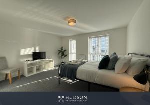 Un dormitorio con una cama, un escritorio y un televisor. en Shrewsbury Townhouse with 3 En-suites, en Shrewsbury