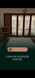 a green bed with the casonen appliance for dia on it at Casa de Edith in Tinogasta