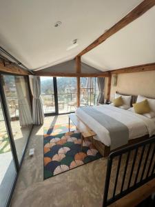Postel nebo postele na pokoji v ubytování Kunming Mountain Wowo Hefeng Dieyuan B&B