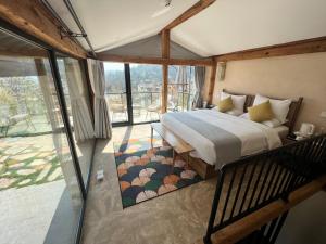 Postel nebo postele na pokoji v ubytování Kunming Mountain Wowo Hefeng Dieyuan B&B