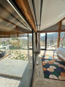 Postel nebo postele na pokoji v ubytování Kunming Mountain Wowo Hefeng Dieyuan B&B