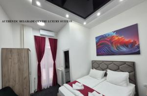 贝尔格莱德MINUS 15 PERCENT UNTIL 24TH OF DEC - Authentic Belgrade Centre - Luxury Suites的卧室里有一张床，墙上挂着一幅画