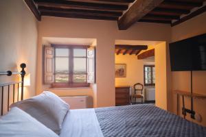 Postel nebo postele na pokoji v ubytování Rocca d'Orcia Suites and Villas