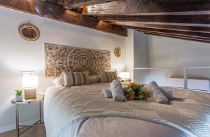 Un dormitorio con una gran cama blanca con almohadas. en Alcazar Centrico Moderno, en Jerez de la Frontera