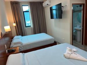 Caruzo Hotel and suites客房内的一张或多张床位