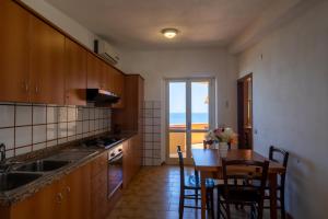 Kuchyň nebo kuchyňský kout v ubytování Casa fiorina a Capo vaticano