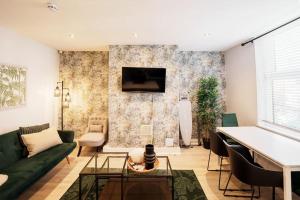 Enjoy Leeds at 4BR House - Near City Centreにあるテレビまたはエンターテインメントセンター