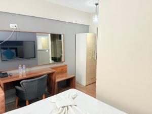 TV a/nebo společenská místnost v ubytování Figen Suite Hotel 2