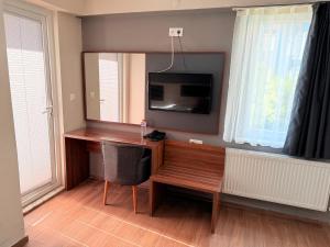 TV a/nebo společenská místnost v ubytování Figen Suite Hotel 2