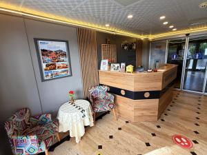 Posezení v ubytování Figen Suite Hotel 2