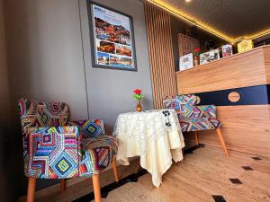Posezení v ubytování Figen Suite Hotel 2