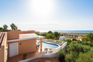 - Vistas a una casa con piscina y al océano en Villa Elena - Son Bou, en Son Bou