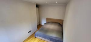 een kleine slaapkamer met een bed in een muur bij Cosy Park Apartment, Free parking, Self-Check-In in Klaipėda