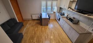 een keuken met een tafel bij Cosy Park Apartment, Free parking, Self-Check-In in Klaipėda