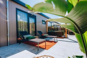 a patio with two chairs and a table at Oesterpad 56 - Het Oude Nieuwland Ouddorp in Ouddorp
