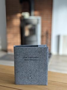 un livre assis au-dessus d'une table dans l'établissement Ferienhaus Hermann mit Garten, Terrasse, Kamin und 300m zum Deich/ Salzwiesen, à Sankt Peter-Ording