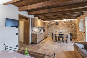 a kitchen and dining room with a table in a room at Malga Laben Apartments in Velo Veronese