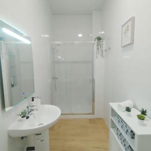A bathroom at Apartamentos Alcazaba Még 37 kép
