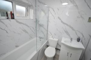 ein Badezimmer mit Toilette, Dusche und Waschbecken in der Unterkunft Regent House in Seven Kings + 16 Fotos