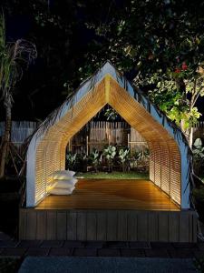 Κήπος έξω από το Mactan Newtow Enjoy Family Staycation