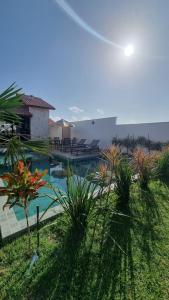 圣阿马鲁Casa Aconchego Lençóis的享有度假村游泳池的景色