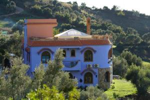 una casa en la ladera de una colina en Haven Hills Social Club, en Chefchaouen