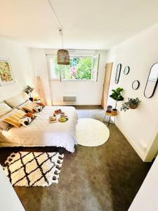 a bedroom with a bed and a window at La Bella Vita Briochine, cosy appartement in Saint-Brieuc