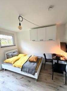 Ένα ή περισσότερα κρεβάτια σε δωμάτιο στο Greenroom Apartment