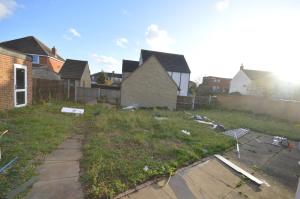ein Garten mit einem Haus und viel Rasen in der Unterkunft Regent House in Seven Kings