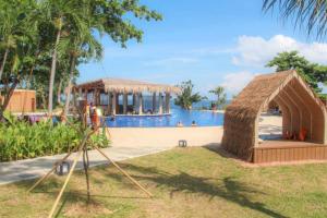 Bazén v ubytování Budget friendly 1bedroom in The Mactan Newtown with pool&beach access nebo v jeho okolí